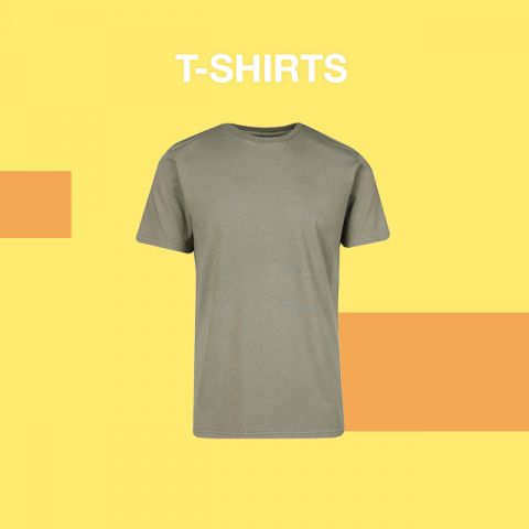 Ein schlichtes olivgrünes T-Shirt steht auf einem gelben Hintergrund mit orangen geometrischen Formen. Darüber steht in weißer Schrift das Wort „T-SHIRTS“.