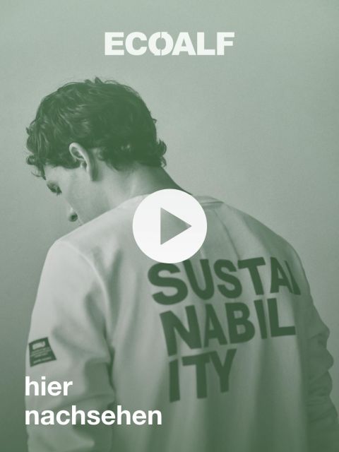 Eine Person in einem weißen Hemd mit dem Aufdruck „SUSTAINABILITY“ auf dem Rücken blickt abgewandt. Das Bild hat einen grünlichen Farbton, oben steht „ECOALF“ und unten „hier nachsehen“. In der Mitte des Bildes ist eine Play-Button-Overlay-Anzeige zu sehen.