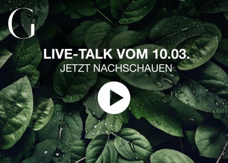 Vor einem Hintergrund aus üppigen grünen Blättern mit Wassertropfen ist ein Play-Button-Symbol zentriert. Der Text lautet: „LIVE-TALK VOM 10.03. JETZT NACHSCHAUEN“ mit einem stilisierten Buchstaben „G“ in der oberen linken Ecke.