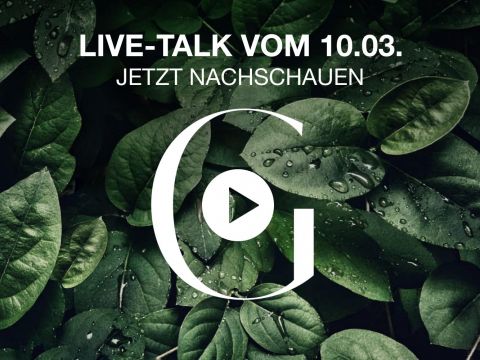 Grüne Blätter mit Wassertropfen bedecken den Hintergrund. Der Text lautet „LIVE-TALK VOM 10.03. JETZT NACHSCHAUEN“ mit einem Playbutton-Symbol in der Mitte.