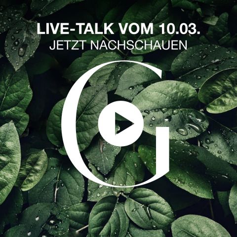 Auf den Blättern mit Regentropfen ist ein Text-Overlay zu sehen: „LIVE-TALK VOM 10.03. JETZT NACHSCHAUEN.“ In der Mitte befindet sich ein weißes, rundes Symbol mit einer Wiedergabetaste und dem Buchstaben „G“.