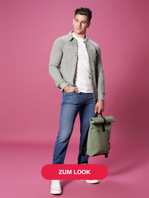 Vor einem rosa Hintergrund steht eine Person, die eine hellgraue Jacke, ein weißes T-Shirt, blaue Jeans und weiße Turnschuhe trägt. Sie hält einen grünen Rucksack und hat kurze, gestylte Haare. Auf einem roten Button steht „Zum Look“.