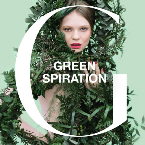 Eine Person, die teilweise mit grünem Laub bedeckt ist, mit hellgrünem Hintergrund. Das Wort „Green“ ist sichtbar, während „Spiration“ teilweise durch die Blätter verdeckt wird. Das Design verleiht eine natürliche und frische Ästhetik.