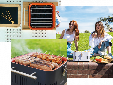 Eine Collage mit einem Tisch mit Spießen und einem Grill, einem Grill, auf dem Würstchen und Kebabs zubereitet werden, und zwei Frauen, die auf der Wiese sitzen und ein Picknick mit Essen und Getränken genießen.