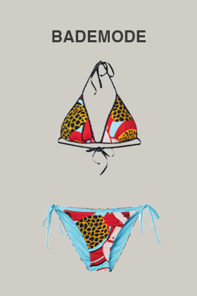 Farbenfroher Bikini mit leuchtenden Mustern in Blau, Rot und Leopardenmuster. Das Oberteil hat einen Neckholder-Schnürverschluss und die Hose hat seitliche Schnüre. Darüber steht das Wort „BADEMODE“.