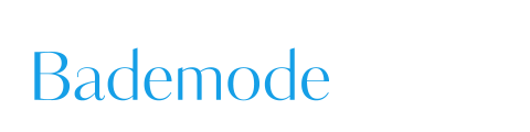 Das Bild zeigt das Wort „Bademode“ in Hellblau, geschrieben in einer Serifenschrift auf weißem Hintergrund.