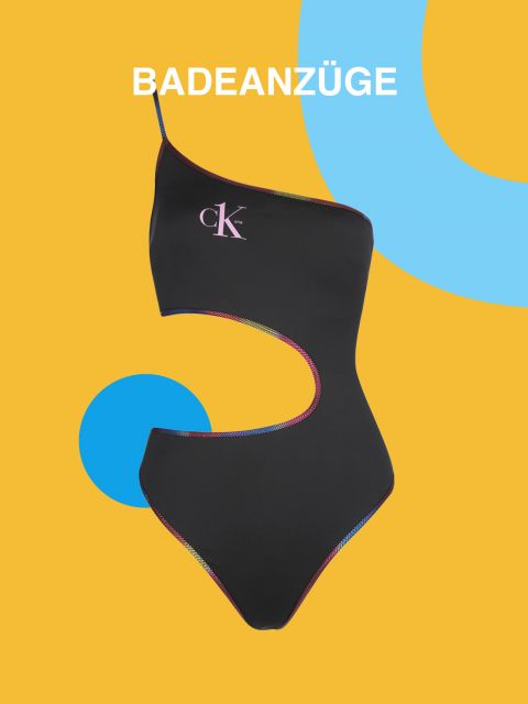 Vor einem leuchtend gelb-blauen Hintergrund ist ein schwarzer One-Shoulder-Badeanzug mit Cut-Out-Design zu sehen. Oben ist der Text „BADENZÜGE“ zu lesen, auf dem Badeanzug ist ein kleines Logo mit „ck“ zu sehen.