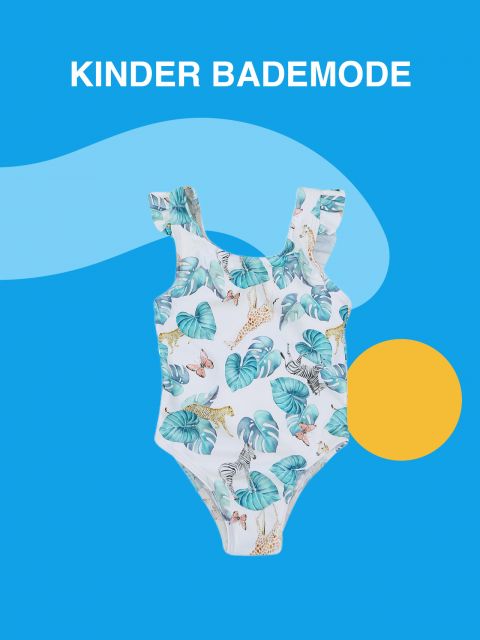 Vor einem leuchtend blauen Hintergrund ist ein Kinderbadeanzug mit tropischem Blatt- und Animalprint-Design abgebildet. Oben im Bild steht der Text „KINDER BADEMODE“.