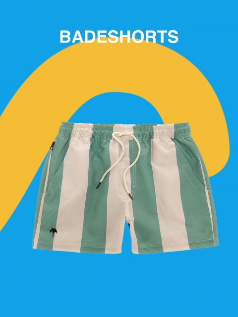 Grün-weiße vertikal gestreifte Badeshorts mit Kordelzug, abgebildet auf blauem Untergrund mit gelber geschwungener Form. Darüber steht in weißer Schrift das Wort „Badeshorts“.