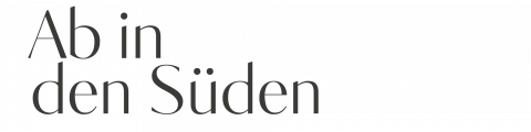 Der Text in stilisierter Schriftart lautet „Ab in den Süden“ auf weißem Hintergrund.