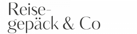 Der Text in Serifenschrift auf weißem Hintergrund lautet „Reisegepäck & Co.“ Das Wort ist in zwei Zeilen aufgeteilt: „Reise-“ in der ersten und „Gepäck & Co“ in der zweiten.
