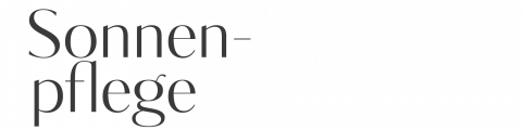 Text „Sonnenpflege“ in eleganter, dünner Typografie auf weißem Hintergrund. Das Wort ist in zwei Zeilen aufgeteilt: „Sonnen-“ in der ersten Zeile und „pflege“ in der zweiten.