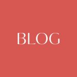 Ein lachsfarbenes Quadrat mit dem Wort „BLOG“ in Weiß, zentriert auf dem Hintergrund.