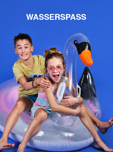 Vor blauem Hintergrund sitzen zwei Kinder auf einem aufblasbaren Schwan. Das Mädchen mit der Sonnenbrille und der Junge wirken aufgeregt und lächeln. Über ihnen steht das Wort „Wasserspass“.