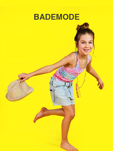 Ein junges Mädchen in Sommerkleidung hält einen Hut und posiert verspielt vor einem leuchtend gelben Hintergrund. Sie trägt ein buntes Tanktop und Jeansshorts und wirkt fröhlich und energiegeladen. Über ihr prangt das Wort „Bademode“.