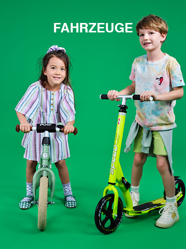 Zwei Kinder stehen lächelnd mit Rollern vor einem grünen Hintergrund. Das Mädchen trägt ein gestreiftes Kleid, der Junge ein Batik-Shirt und Shorts. Darüber steht das Wort „FAHRZEUGE“.