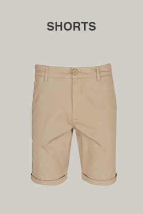 Beige Shorts mit Knopfverschluss und gerolltem Saum, auf hellgrauem Hintergrund mit der Aufschrift „SHORTS“ darüber.