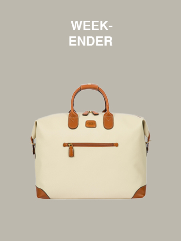 Eine stilvolle beigefarbene Weekender-Tasche mit braunen Ledergriffen und Akzenten steht zentriert vor einem schlichten Hintergrund. Oben ist in Weiß das Wort „WEEK-ENDER“ zu sehen.