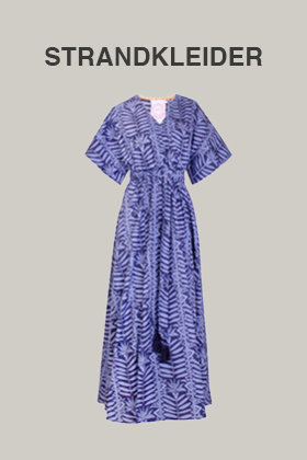 Blau-lila gemustertes Maxikleid mit kurzen Ärmeln. Das Kleid hat einen V-Ausschnitt und eine taillierte Taille. Über dem Kleid ist auf hellgrauem Hintergrund das Wort „Strandkleider“ zu sehen.