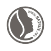 Ein rundes graues Logo mit der Silhouette eines Gesichts im Profil, integriert in ein Blattdesign. Innerhalb des Kreises steht der Text „WWW.NATRUE.ORG“.