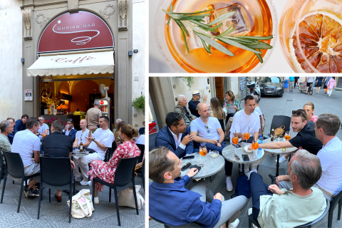 Eine Gruppe von Menschen sitzt vor einem Café und genießt Getränke. Ein Einschub zeigt eine Nahaufnahme eines Getränks mit Rosmarin und Zitrusscheiben. Das Café hat eine Markise mit der Aufschrift „Burian Bar“. Im Hintergrund sind Fußgänger und ein geparktes Auto zu sehen.