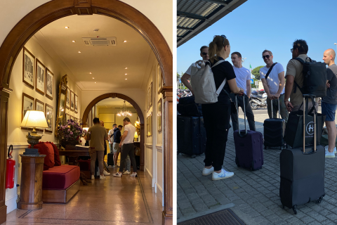 Links: Menschen versammeln sich in einer warm beleuchteten Hotellobby mit einem roten Sofa und gerahmten Fotos an den Wänden. Rechts: Reisende mit Gepäck stehen draußen in einem schattigen Bereich, unterhalten sich und warten.