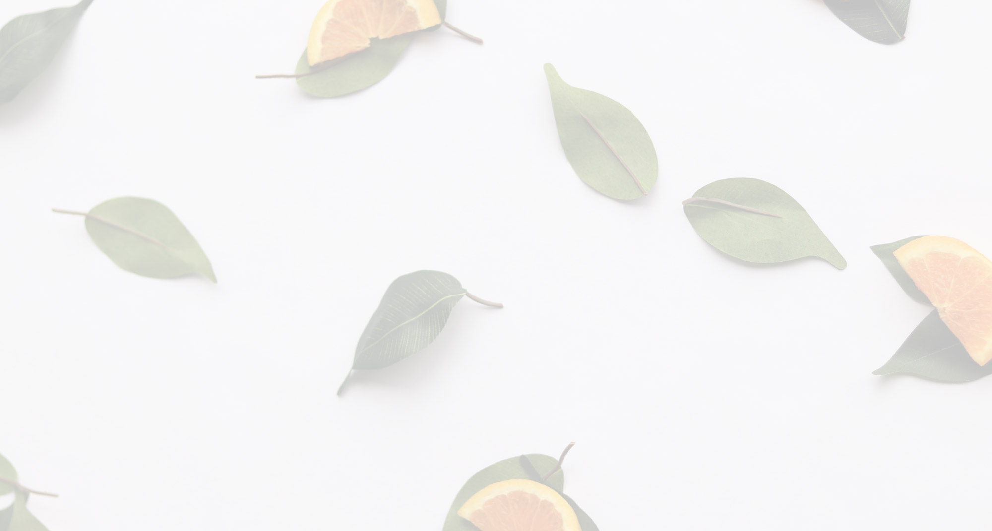 Ein minimalistisches Muster mit grünen Blättern und Fruchtscheiben, die auf einem hellen Hintergrund verstreut sind. Die Komposition erzeugt eine frische und natürliche Ästhetik.