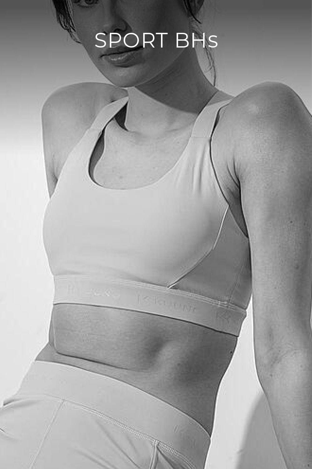 Eine Frau posiert in Sport-BH und Leggings. Das Bild ist schwarz-weiß, oben steht „SPORT BHs“. Der Fokus liegt auf der Sportbekleidung.