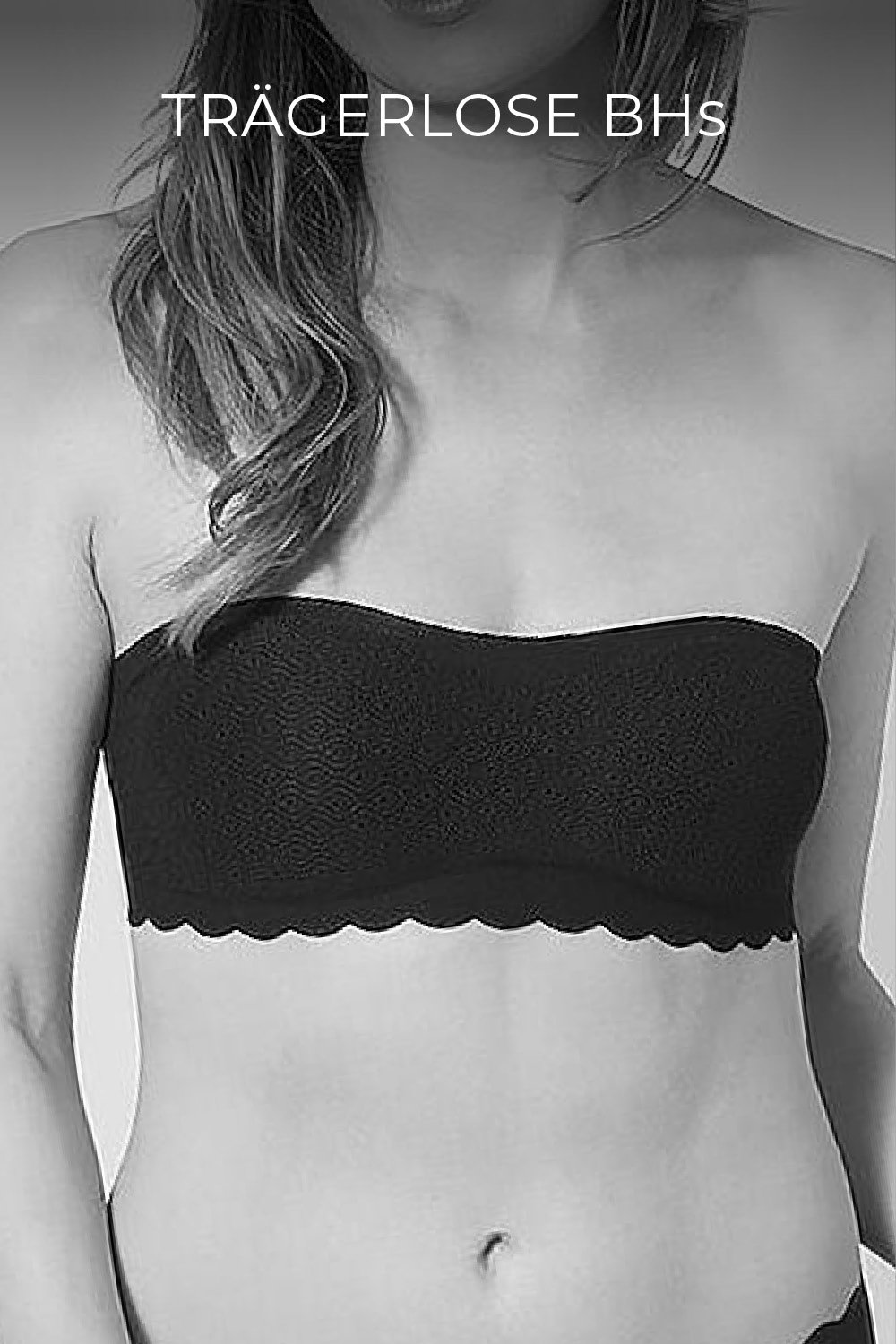 Eine Person trägt einen schwarzen trägerlosen Bandeau-BH mit zartem Spitzenmuster. Am oberen Bildrand ist der Text „TRÄGERLOSE BHs“ zu sehen. Das Bild ist in Schwarzweiß gehalten.