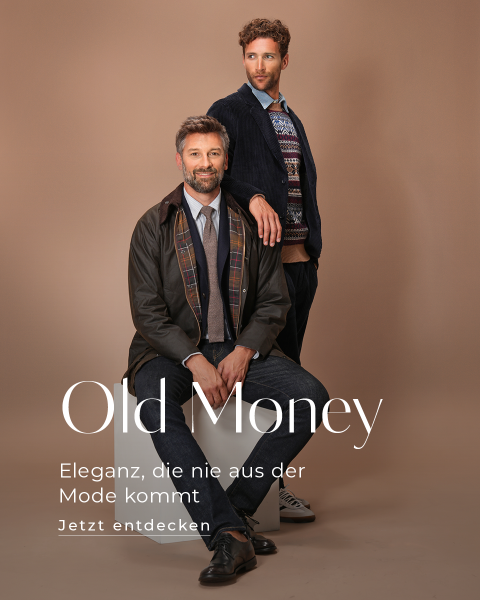 Zwei Männer präsentieren stilvolle, klassische Outfits vor einem braunen Hintergrund. Einer sitzt und trägt einen dunklen Mantel und einen karierten Schal, während der andere steht und eine strukturierte Jacke trägt. Der Text lautet „Altes Geld“ mit einem Slogan und einem Aufruf zum Handeln auf Deutsch.