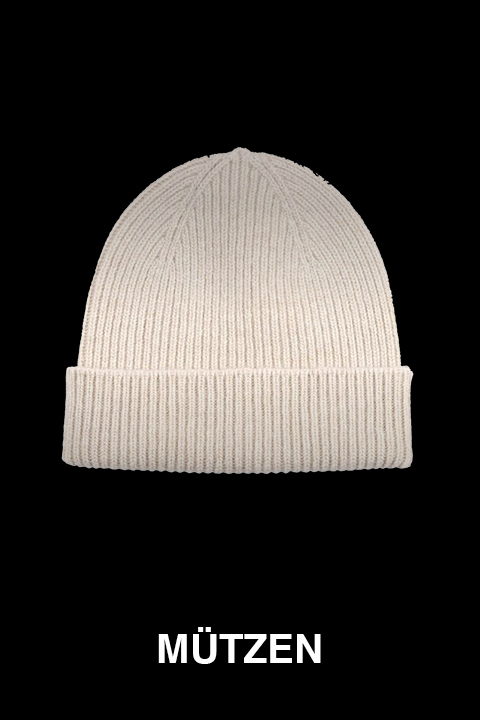 Eine beige Strickmütze auf schwarzem Untergrund. Unter der Mütze steht in weißer Schrift das Wort „Mützen“.