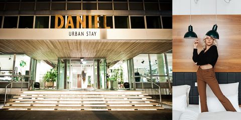 Außenansicht des Hoteleingangs des Daniel Urban Stay mit hellen Lichtern und Treppen. Rechts steht eine Frau in einem Zimmer und posiert vor einer Holzwand mit grünen Hängelampen.