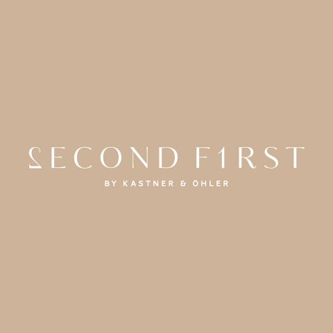 Auf beigem Hintergrund steht in großen Lettern „Second First“, darunter in kleinerer Schrift „By Kastner & Öhler“.