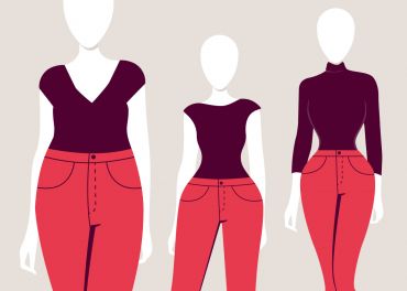 Abbildung von drei gesichtslosen Figuren, die schwarze Oberteile und rote Hosen tragen. Die Ärmellänge der Oberteile variiert: kurze Ärmel, Flügelärmel und lange Ärmel von links nach rechts. Der Hintergrund ist hellbeige.