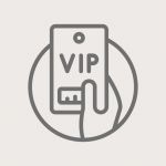 Symbol einer Hand, die einen VIP-Pass mit einem Loch für ein Schlüsselband hält. Der Pass trägt die Aufschrift „VIP“ und ist von einer einfachen Strichzeichnung eines Kreises umgeben. Die Abbildung ist in Graustufen auf hellem Hintergrund.