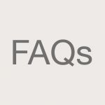 Das Bild enthält den Text „FAQs“ in fetten, grauen Buchstaben auf hellem Hintergrund.