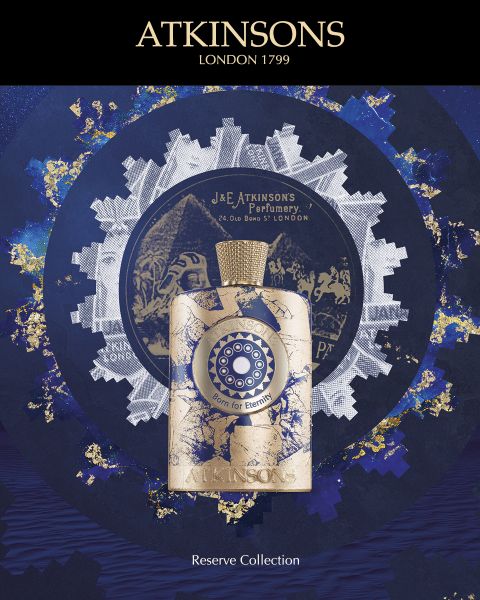 Parfümflasche mit kunstvollem Design vor tiefblauem Hintergrund mit goldenen und weißen Akzenten. Der Text lautet oben „ATKINSONS LONDON 1799“ und unten „Reserve Collection“. Im Hintergrund sind ein rundes Emblem und ein Vintage-Etikett zu sehen.