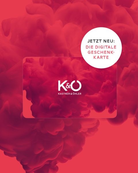 Roter Hintergrund mit rauchiger Textur. In der Mitte befindet sich eine transparente Geschenkkarte mit dem Logo „K&Ö Kastner & Öhler“. Ein weißer Kreis in der oberen rechten Ecke trägt den Text: „JETZT NEU: DIE DIGITALE GESCHENK-KARTE“ in Rot.