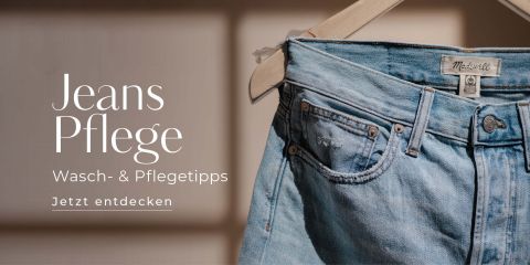 Nahaufnahme einer Bluejeans auf einem Bügel vor unscharfem Hintergrund. Der Text lautet „Jeans Pflege“, „Wasch- & Pflegetipps“ und „Jetzt entdecken“, also Tipps zum Waschen und Pflegen von Jeans.