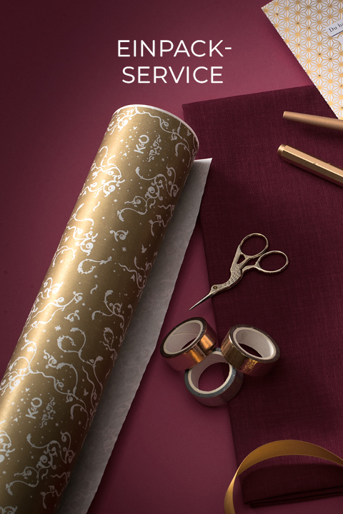 Eine flache Anordnung von Geschenkverpackungsmaterial auf dunkelrotem Hintergrund. Zu den Artikeln gehören goldenes und weißes Geschenkpapier, Stoff, Scheren, Klebebandrollen, Bleistifte und gemustertes Papier. Der Text oben lautet „EINPACK-SERVICE“.