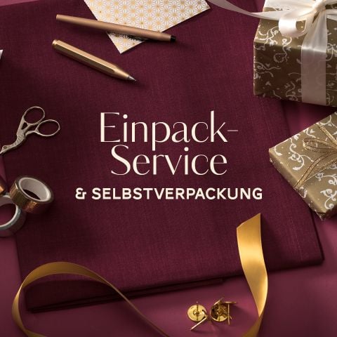 Eine flache Lage aus burgunderfarbenem Stoff, Geschenkverpackungsmaterial einschließlich Papier, Bändern, Scheren und Klebeband. Der Text „Einpack-Service & Selbstverpackung“ ist prominent in der Mitte angebracht.