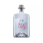 Eine klare Glasflasche Gin mit der Aufschrift „1873“ und einem Holzkorken. Das Etikett ist überwiegend weiß mit rotem und grauem Text, auf dem „GIN“ und „KASTNER & ÖHLER“ stehen. Der Hintergrund ist schlicht weiß.