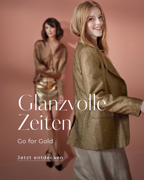 Zwei Frauen in stilvoller Umgebung, eine in einer goldenen Jacke und die andere in einem metallischen Rock. Der Hintergrund ist ein warmes, gedämpftes Rosa. Der Text lautet: „Glanzvolle Zeiten, Go for Gold, Jetzt entdecken.