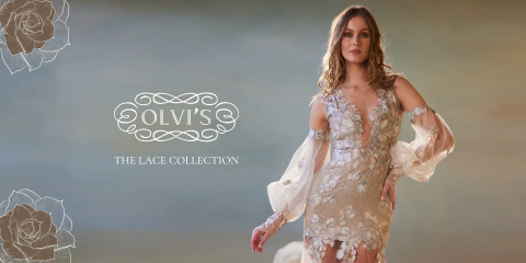 Eine Frau in einem floralen Spitzenkleid mit transparenten Ärmeln posiert vor einem weichen, neutralen Hintergrund. Der Text auf der linken Seite lautet „Olvis The Lace Collection“ mit dekorativen Blumenillustrationen.