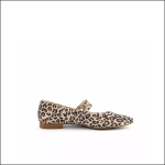 Ein einzelner flacher Schuh mit Leopardenmuster, spitzer Zehe, niedrigem braunen Absatz und einem dünnen Riemen über der Oberseite vor einem schlichten weißen Hintergrund.