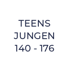 Der Text auf weißem Hintergrund lautet „TEENS JUNGEN 140 – 176“ in dunkelblauer Schrift.