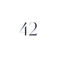Das Bild zeigt die Zahl „42“ in stilisierter, eleganter Typografie zentriert auf einem weißen Hintergrund.
