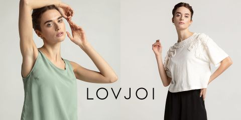 Zwei Bilder einer posierenden Frau. Links trägt sie ein ärmelloses grünes Oberteil mit erhobenem Arm. Rechts trägt sie ein weißes Oberteil mit strukturierten Details und eine schwarze Hose. In der Mitte steht das Wort „LOVJOI“.