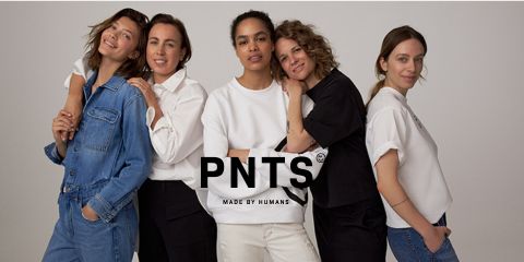 Fünf Personen stehen lächelnd zusammen und tragen legere Kleidung, darunter Jeans und weiße Oberteile. Unten in der Mitte ist das Logo „PNTS Made by Humans“ zu sehen.