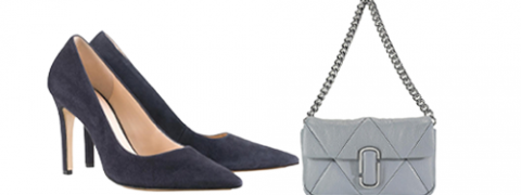 Ein Paar schwarze Pumps mit hohen Absätzen und eine hellgraue, gesteppte Handtasche mit Kettenriemen werden nebeneinander präsentiert.